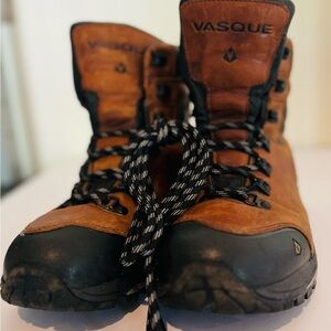 Vasque Men's 9.5  Tan/Brown Leather Hiking Boots.  Hook lace up.